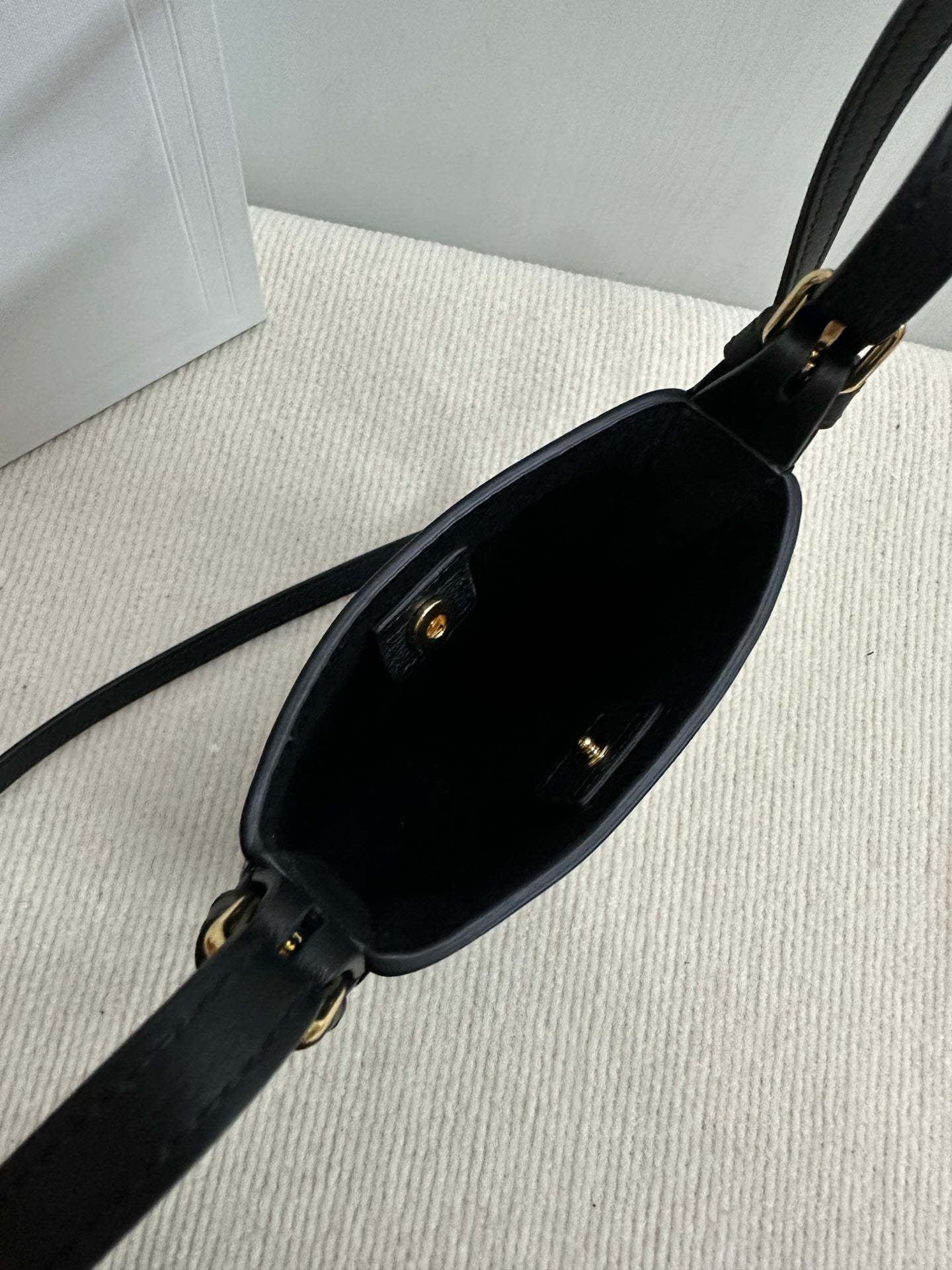 Pochette pour téléphone portable Heloise 19 en cuir de veau souple noir