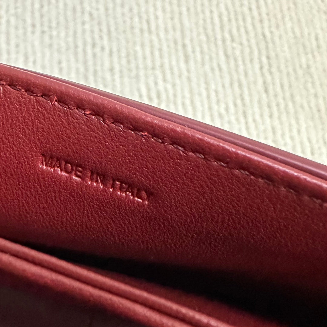 SAC ADO GARANCE 18 EN CUIR DE VEAU VERNI ROUGE VIN