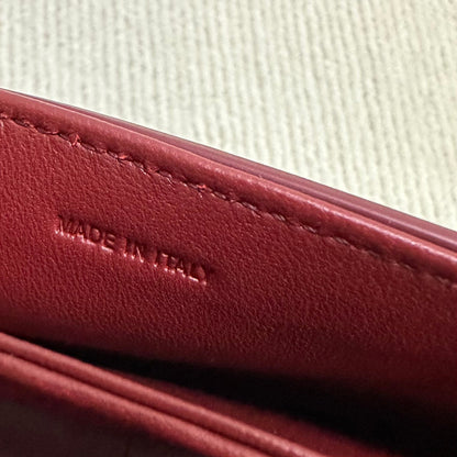 SAC ADO GARANCE 18 EN CUIR DE VEAU VERNI ROUGE VIN