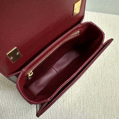 SAC ADO GARANCE 18 EN CUIR DE VEAU VERNI ROUGE VIN