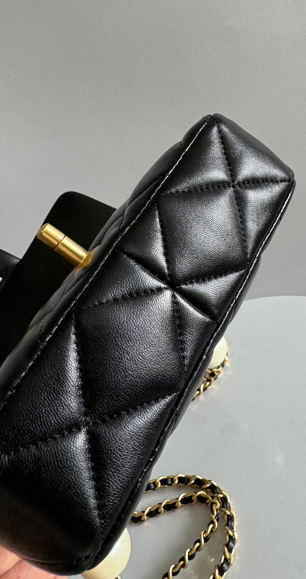 Mini sac à rabat 17 cm en cuir d'agneau noir et accessoires dorés 