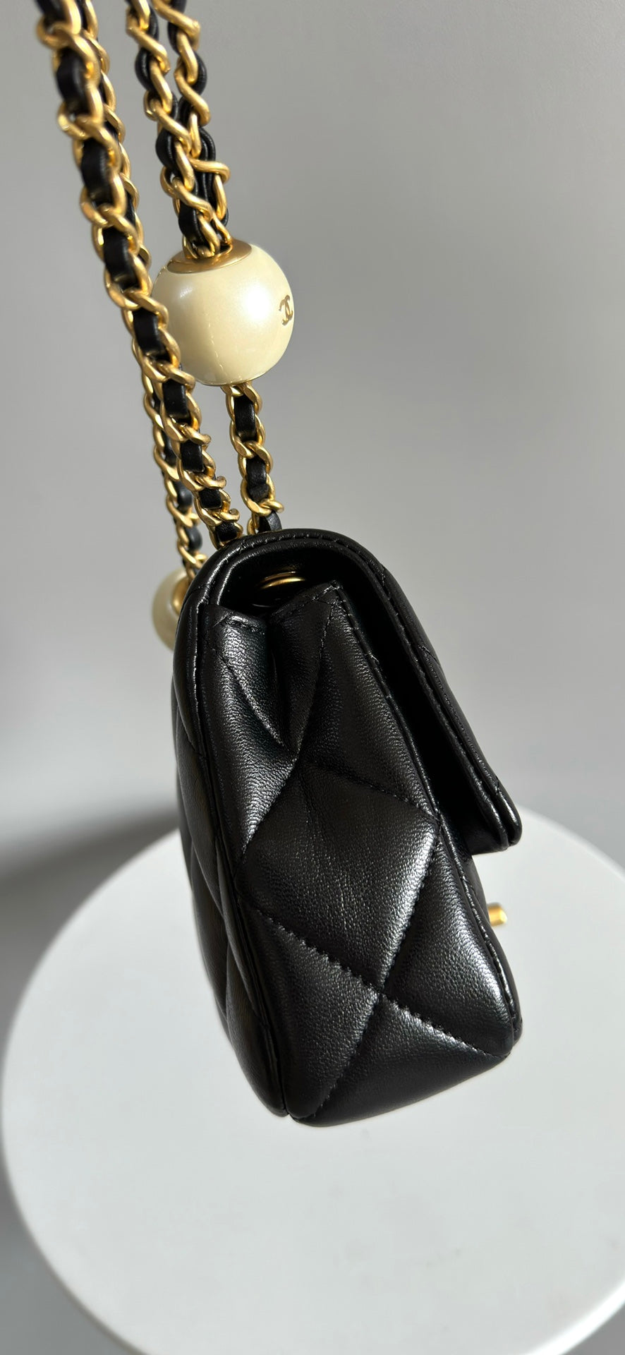 Mini sac à rabat 17 cm en cuir d'agneau noir et accessoires dorés 