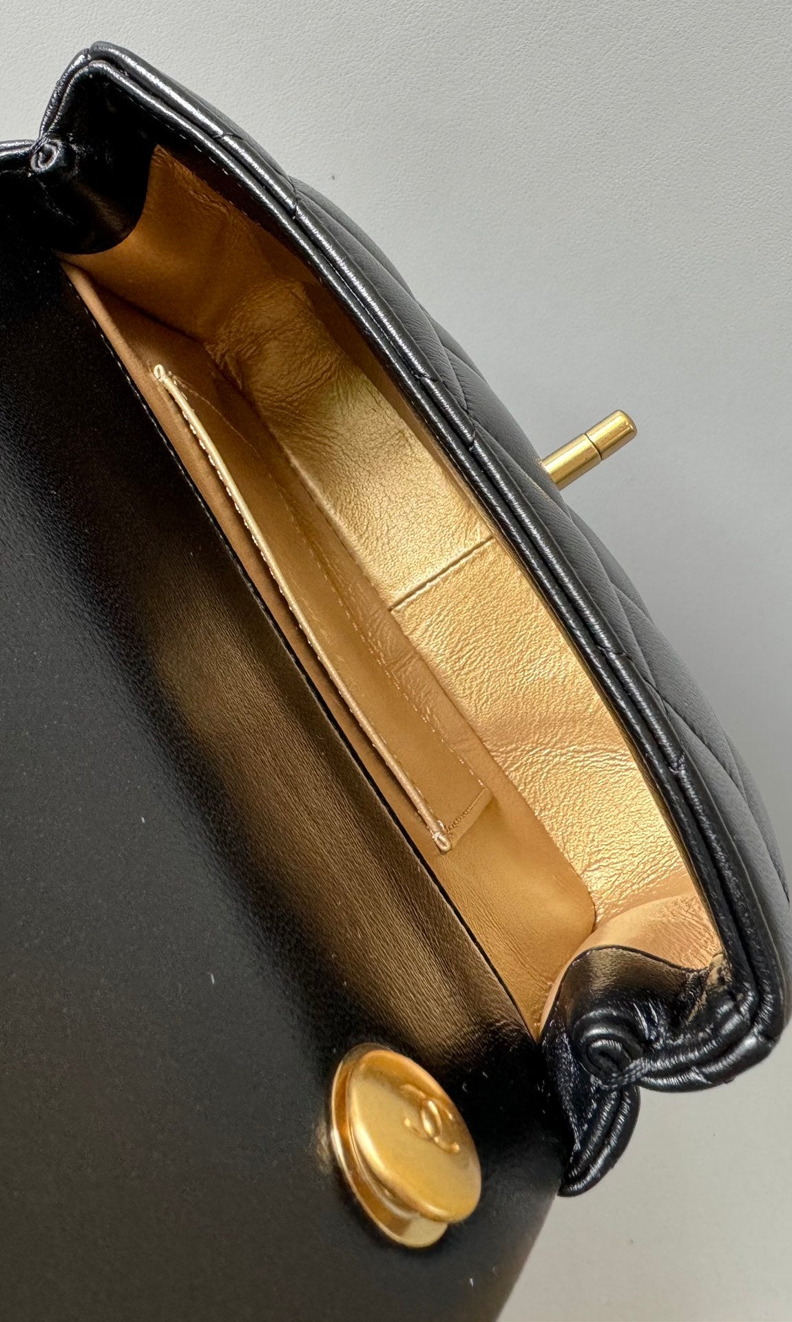 Mini sac à rabat 17 cm en cuir d'agneau noir et accessoires dorés 