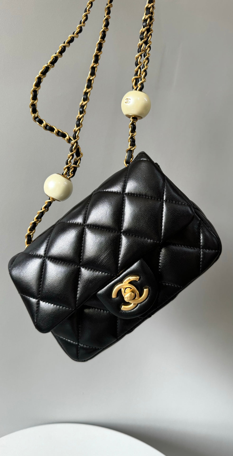 Mini sac à rabat 17 cm en cuir d'agneau noir et accessoires dorés 