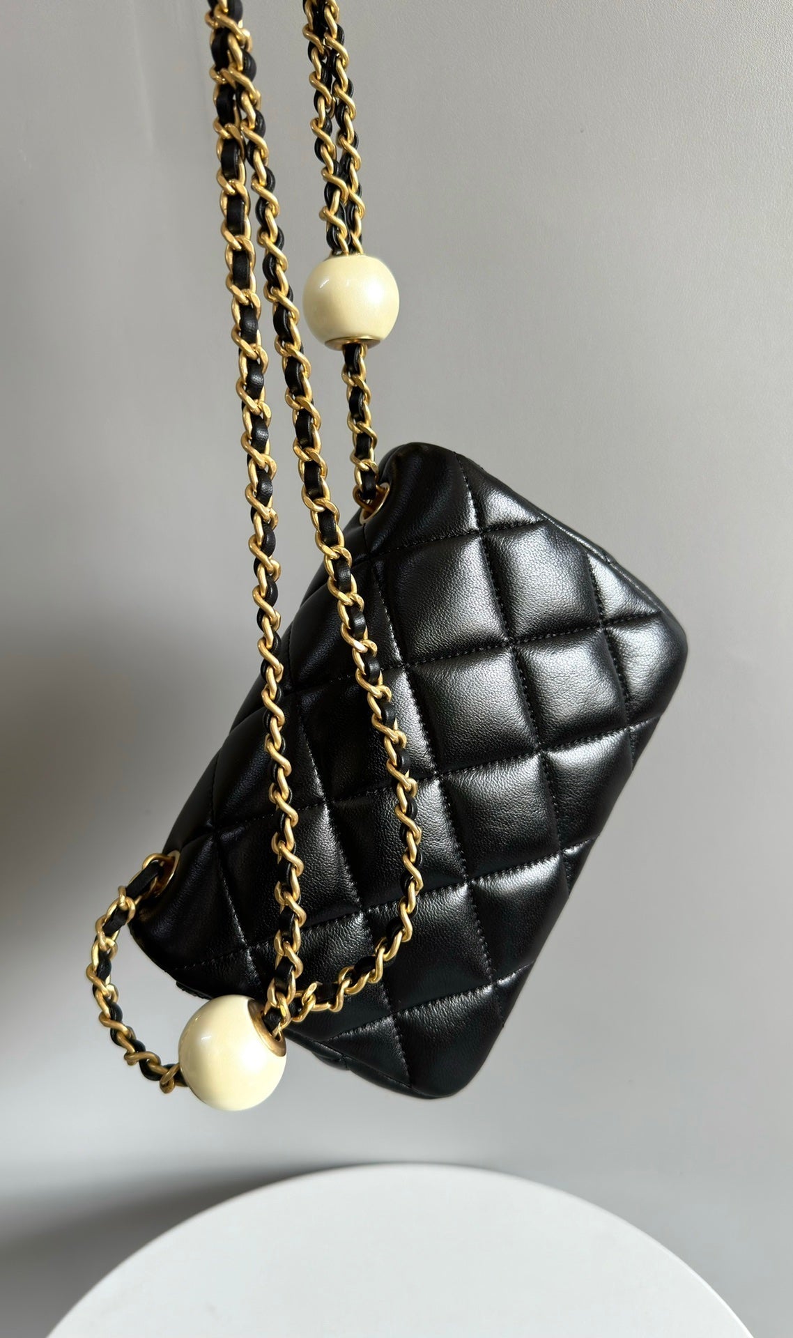 Mini sac à rabat 17 cm en cuir d'agneau noir et accessoires dorés 
