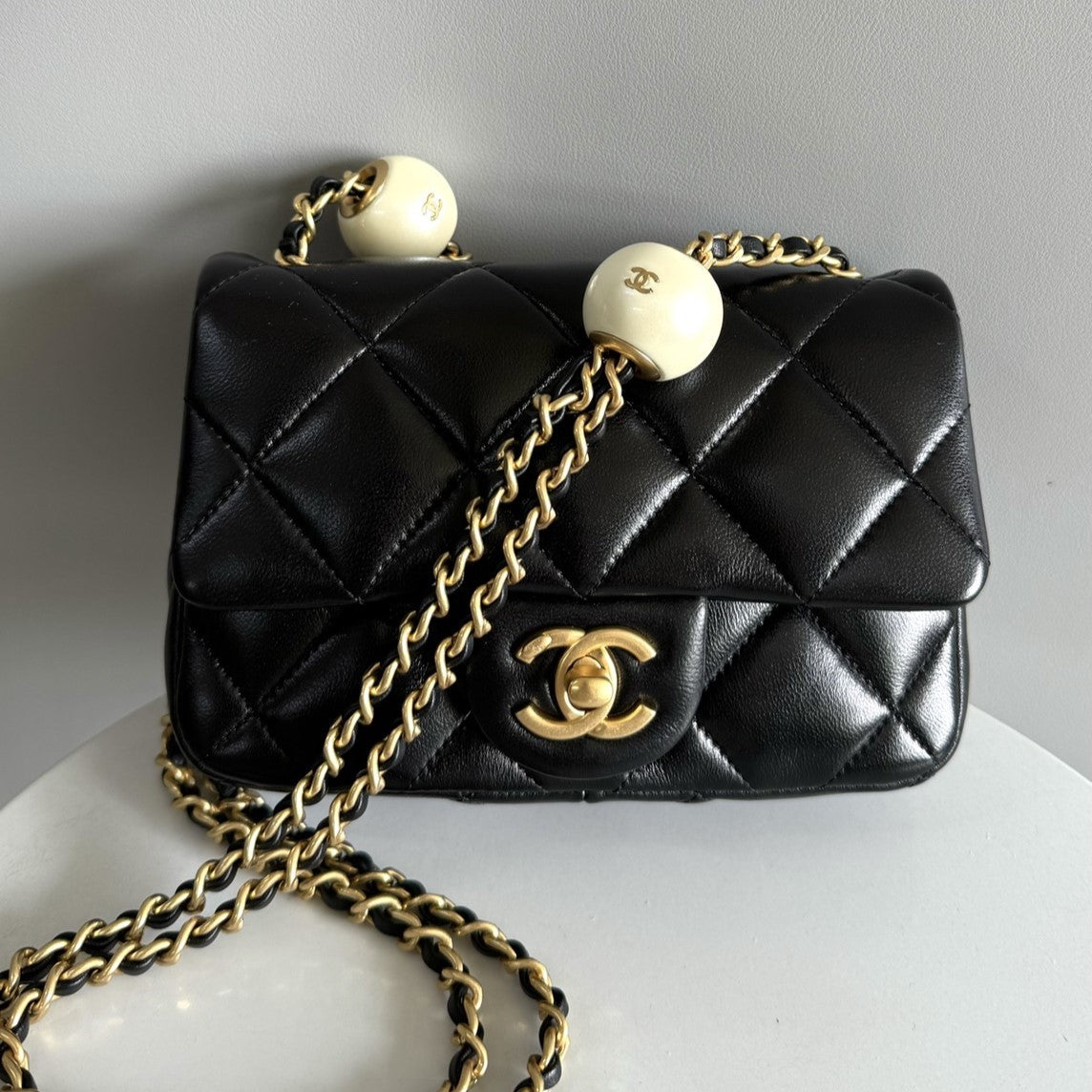 Mini sac à rabat 17 cm en cuir d'agneau noir et accessoires dorés 