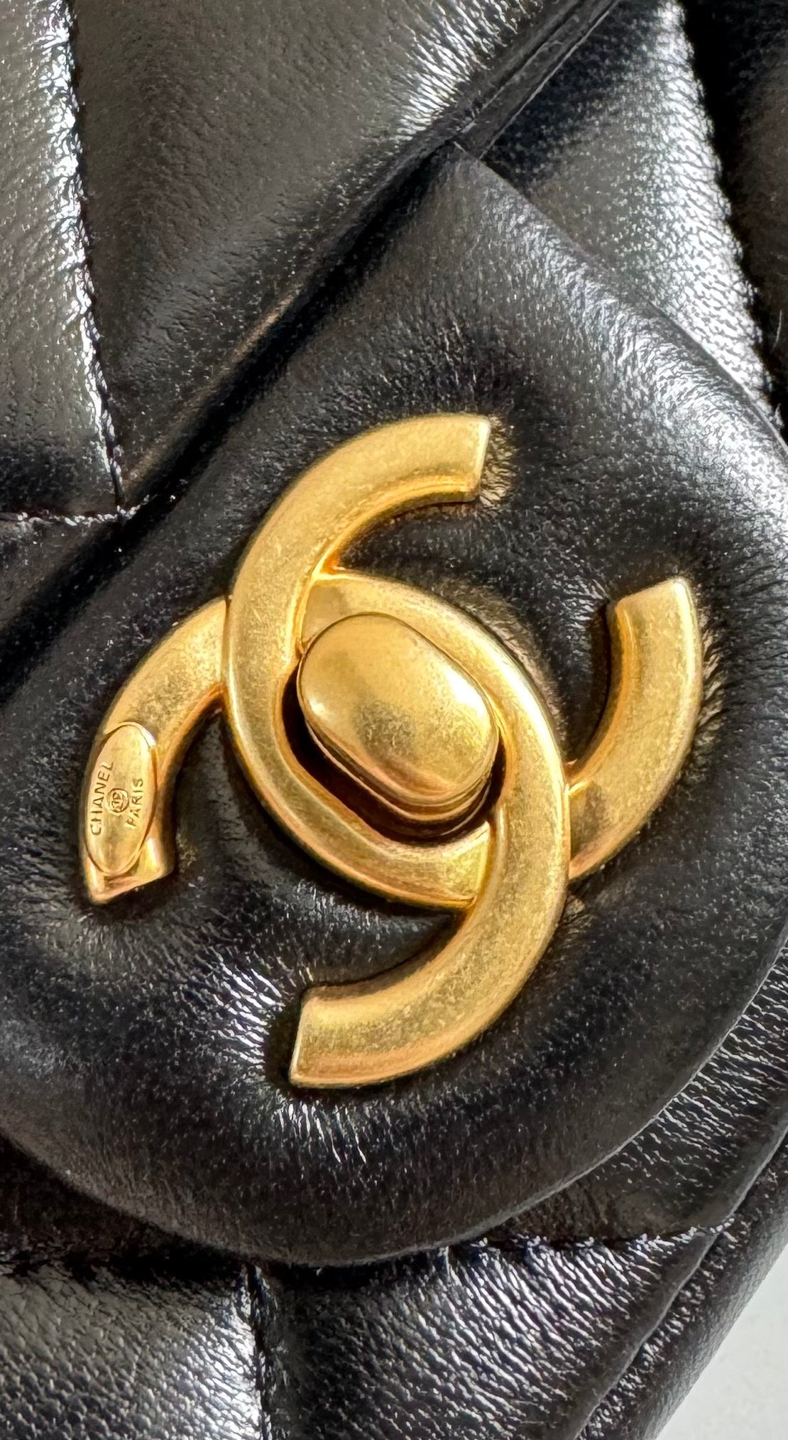 Mini sac à rabat 17 cm en cuir d'agneau noir et accessoires dorés 