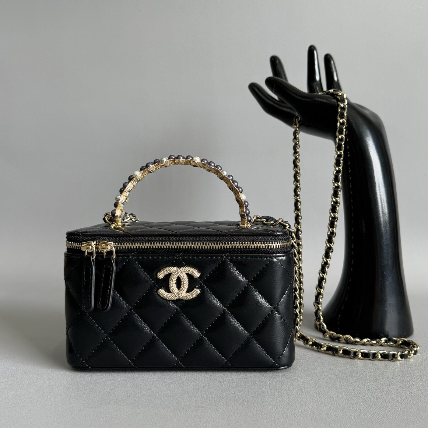 Trousse de toilette CC Pearl 17 cm en cuir d'agneau noir Quincaillerie dorée