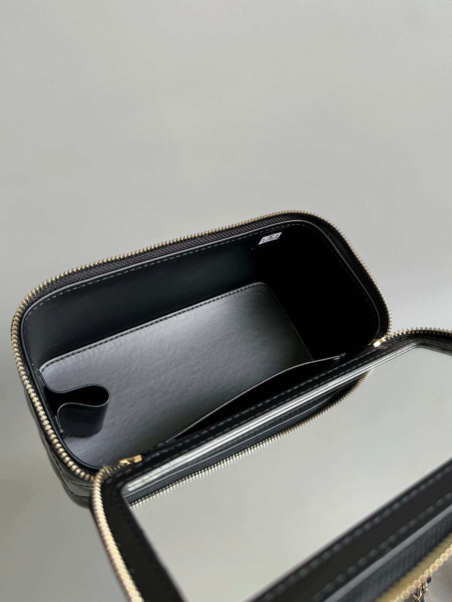 Trousse de toilette CC Pearl 17 cm en cuir d'agneau noir Quincaillerie dorée