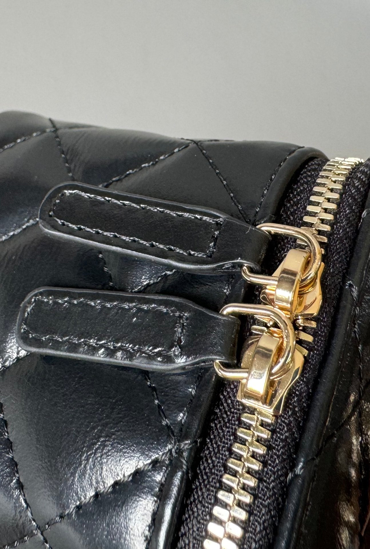 Trousse de toilette CC Pearl 17 cm en cuir d'agneau noir Quincaillerie dorée