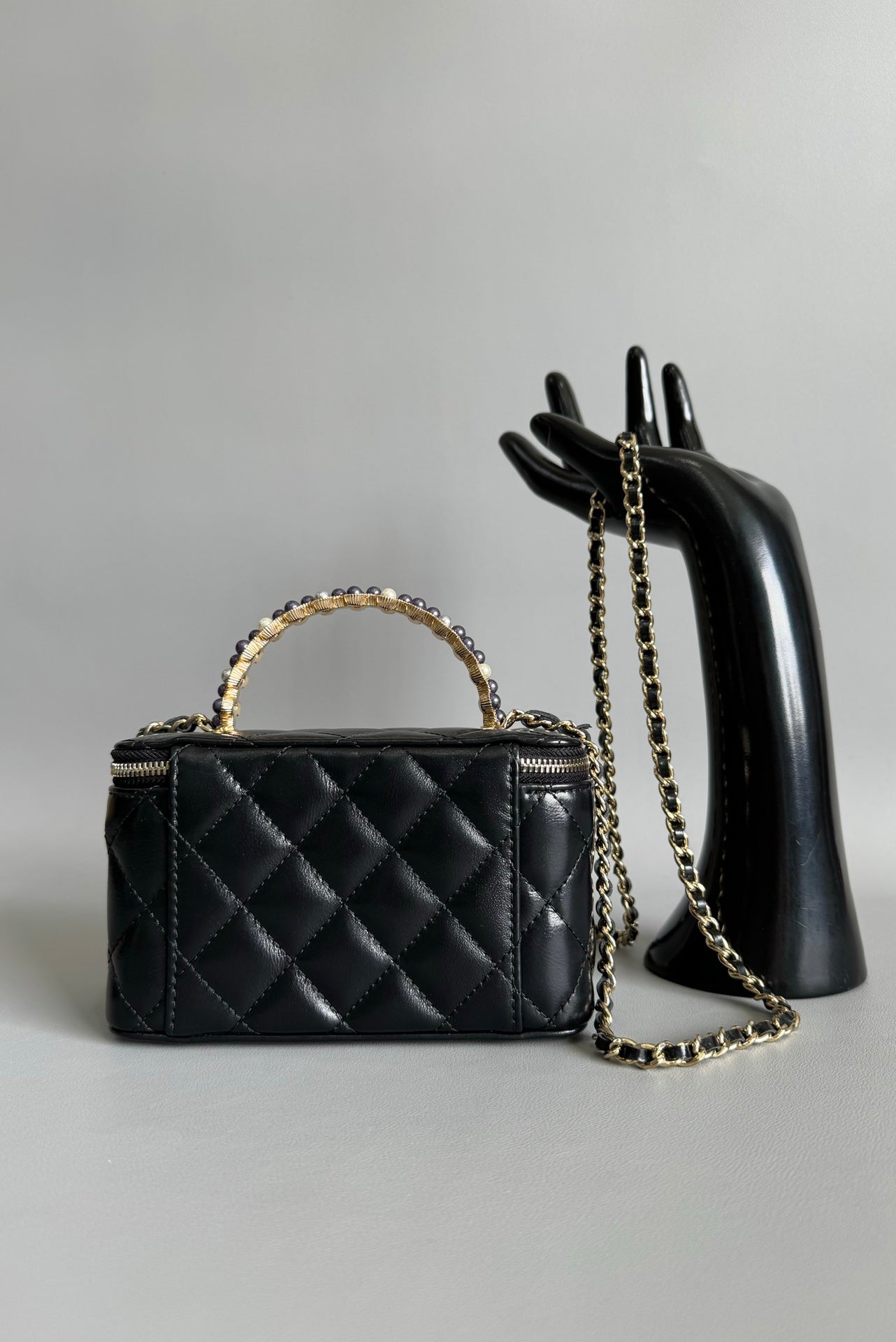 Trousse de toilette CC Pearl 17 cm en cuir d'agneau noir Quincaillerie dorée