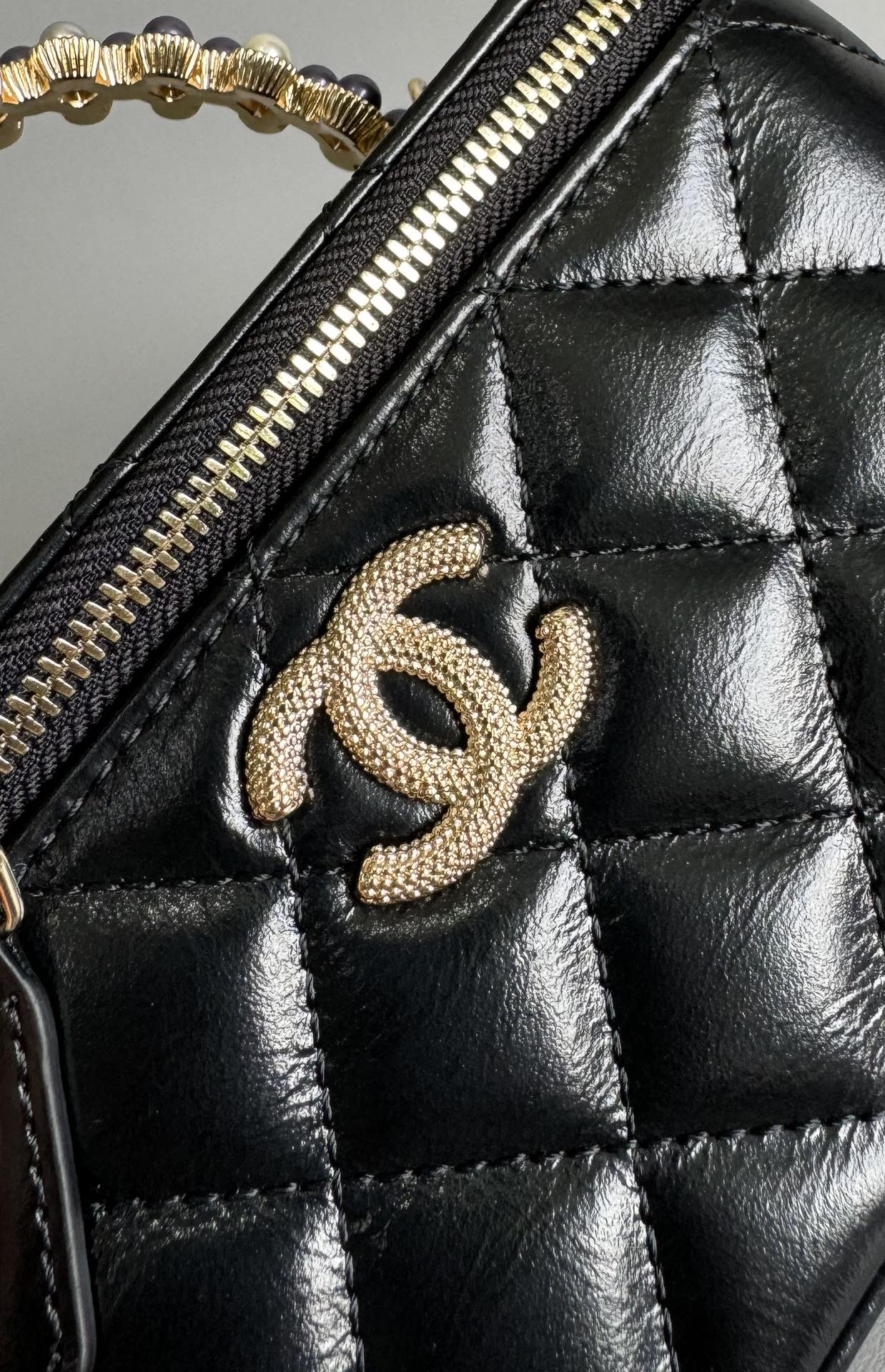 Trousse de toilette CC Pearl 17 cm en cuir d'agneau noir Quincaillerie dorée