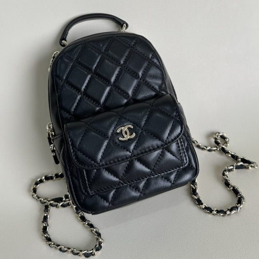 Sac à dos CC MINI 18 en cuir d'agneau noir et matériel doré clair