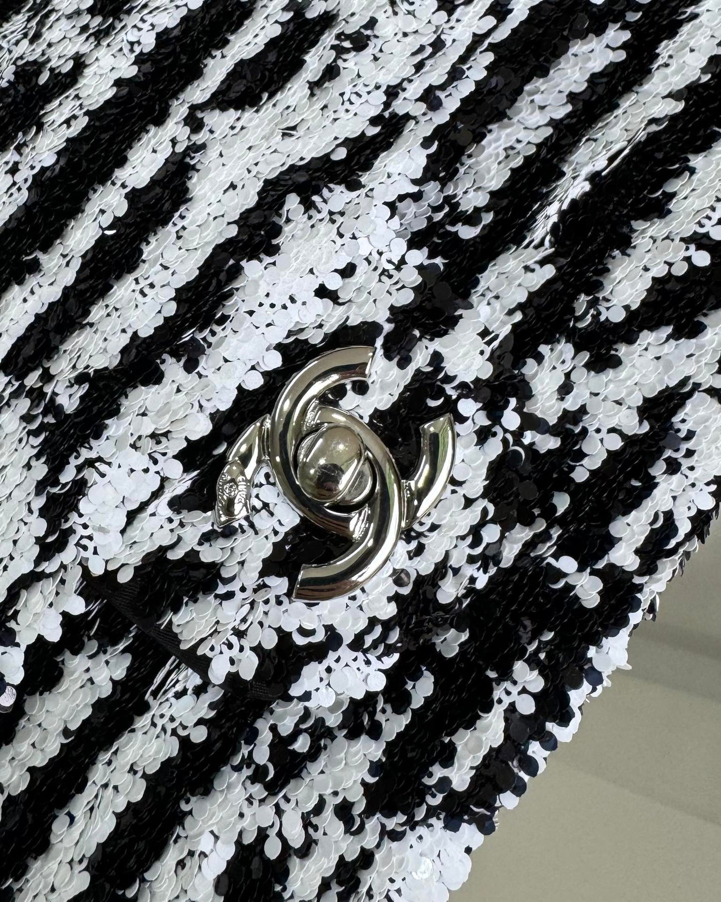 SAC À RABAT 20 EN SAQUINS NOIRS ET BLANCS QUINCAILLERIE ARGENTÉE 
