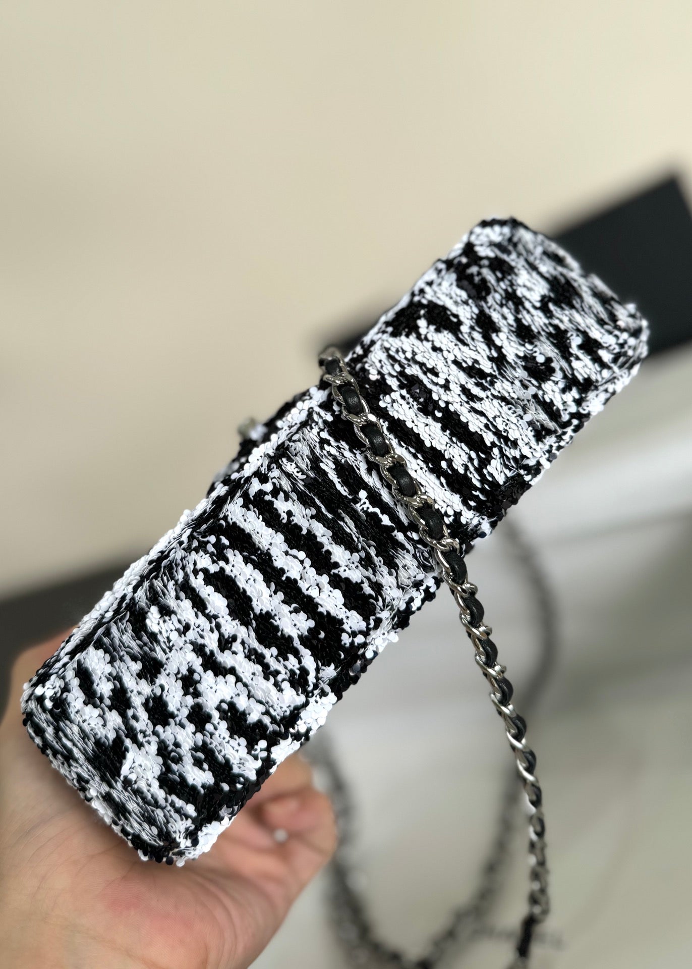 SAC À RABAT 20 EN SAQUINS NOIRS ET BLANCS QUINCAILLERIE ARGENTÉE 