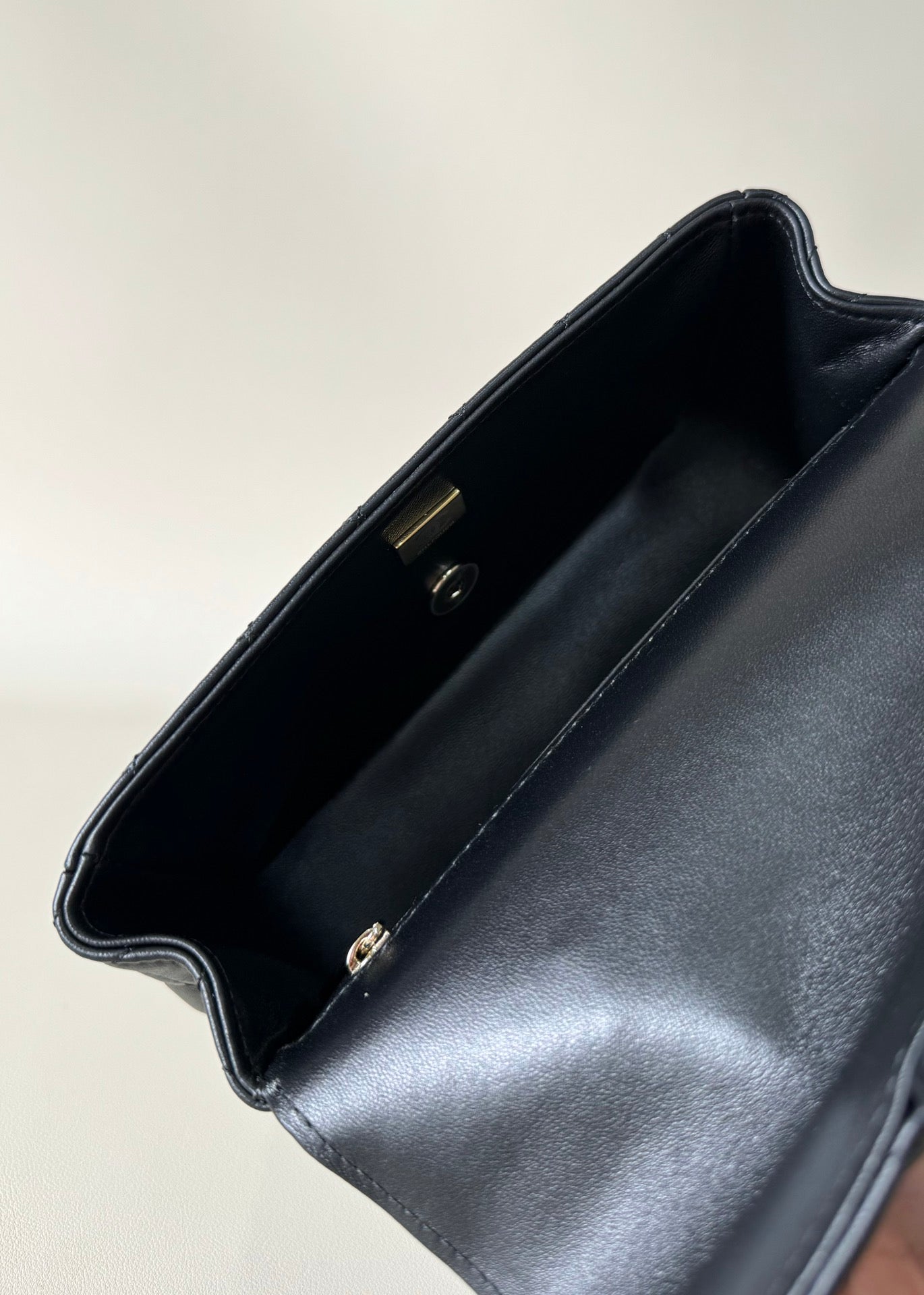 24a ミニフラップバッグ トップハンドル 20cm ブラック ラムスキン シルバー金具