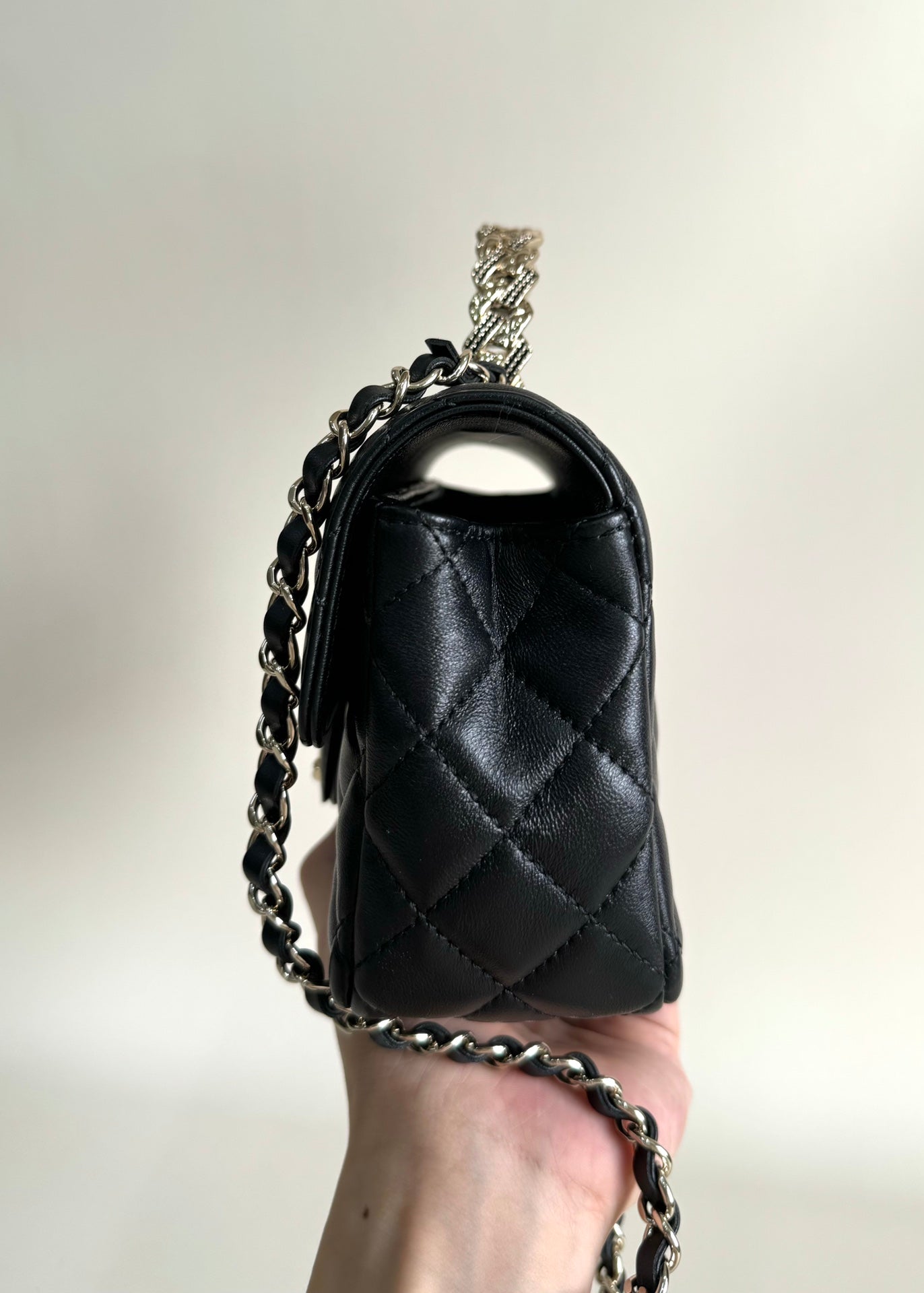 24a ミニフラップバッグ トップハンドル 20cm ブラック ラムスキン シルバー金具