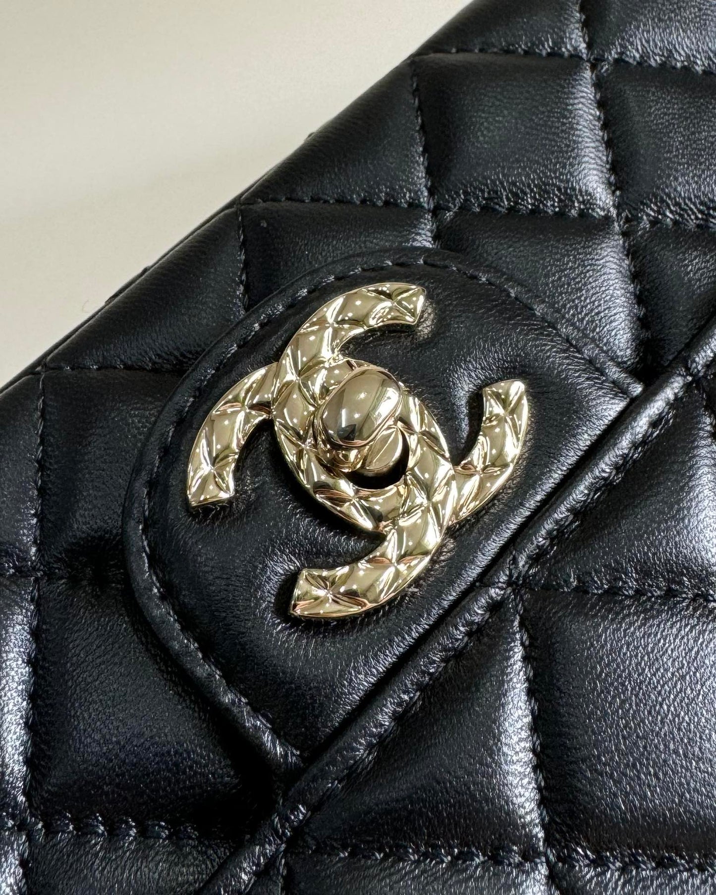 24a ミニフラップバッグ トップハンドル 20cm ブラック ラムスキン シルバー金具