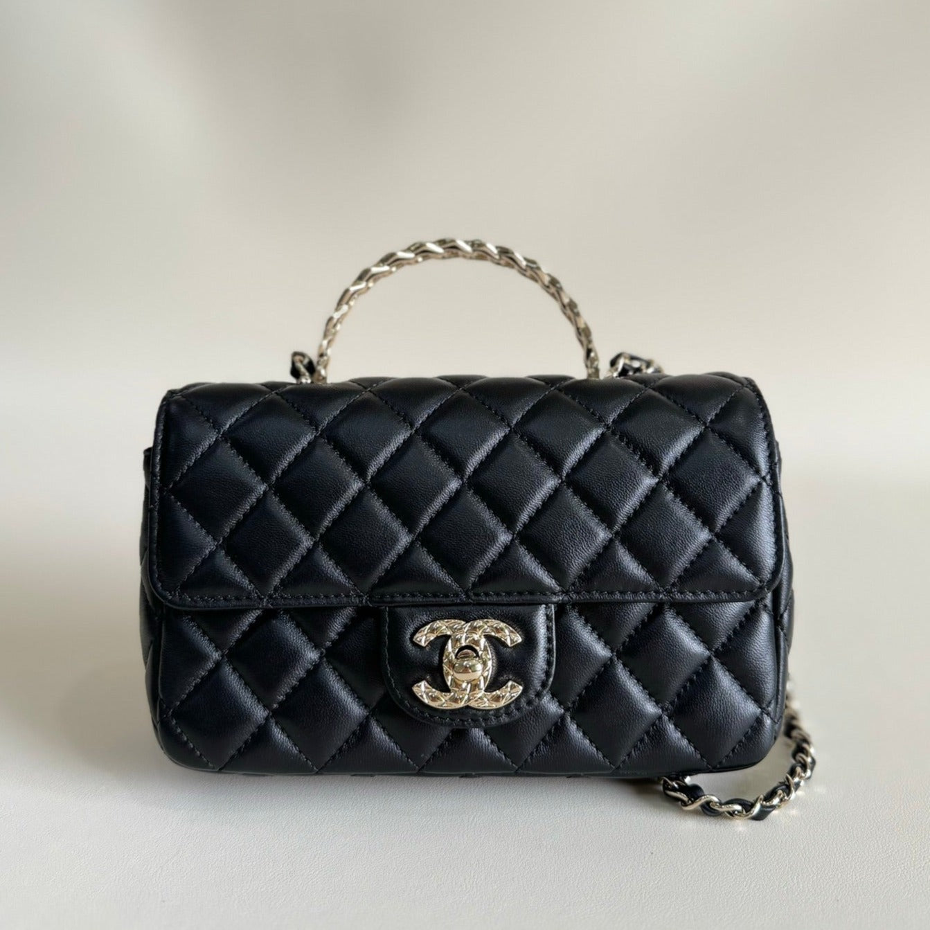 24a ミニフラップバッグ トップハンドル 20cm ブラック ラムスキン シルバー金具