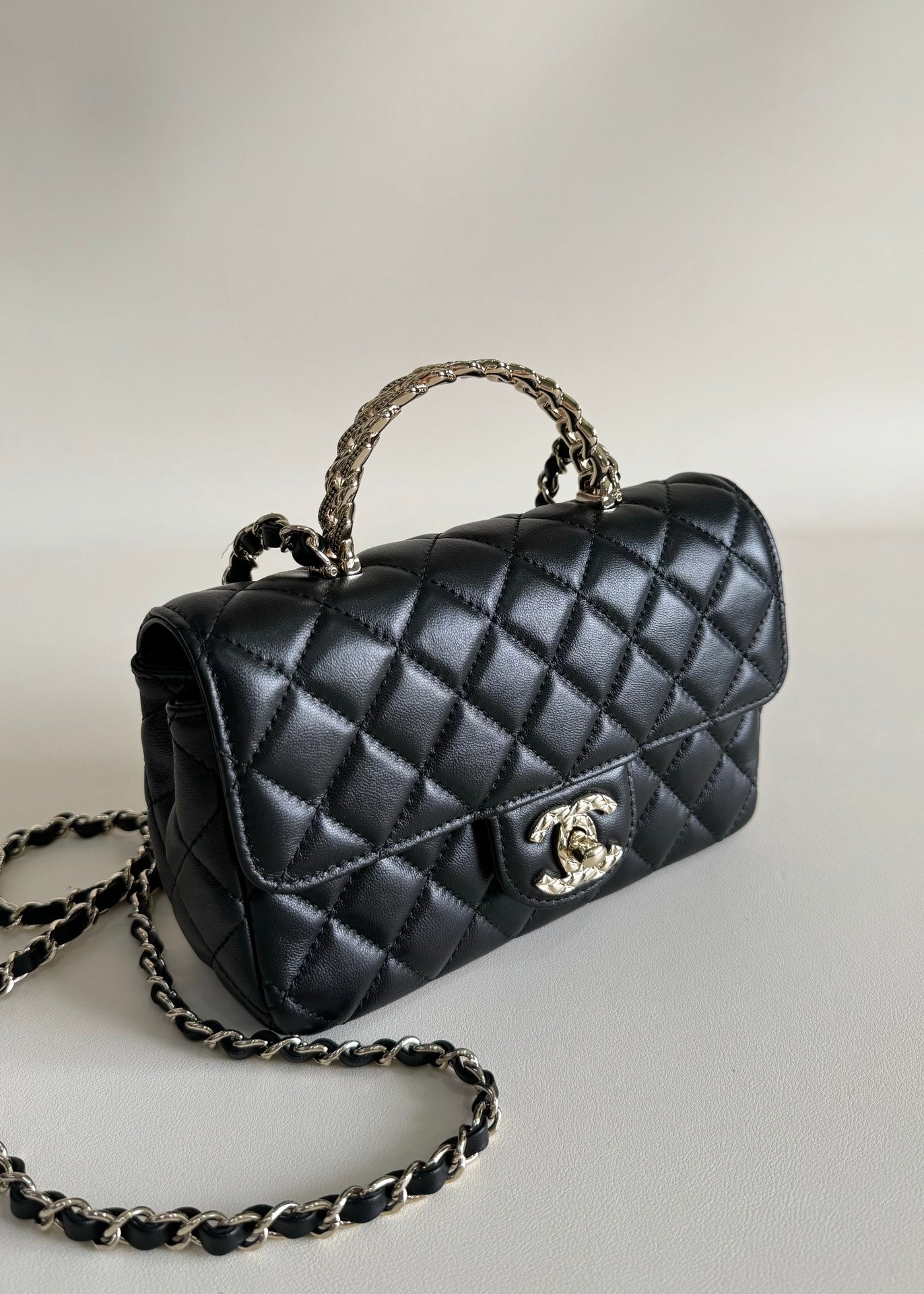 24a ミニフラップバッグ トップハンドル 20cm ブラック ラムスキン シルバー金具