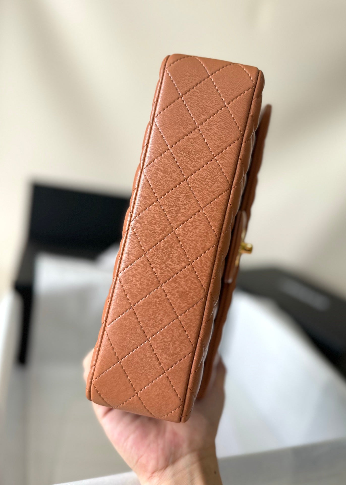 フラップバッグ ミディアム 25 ブラウン ラムスキン ゴールド金具