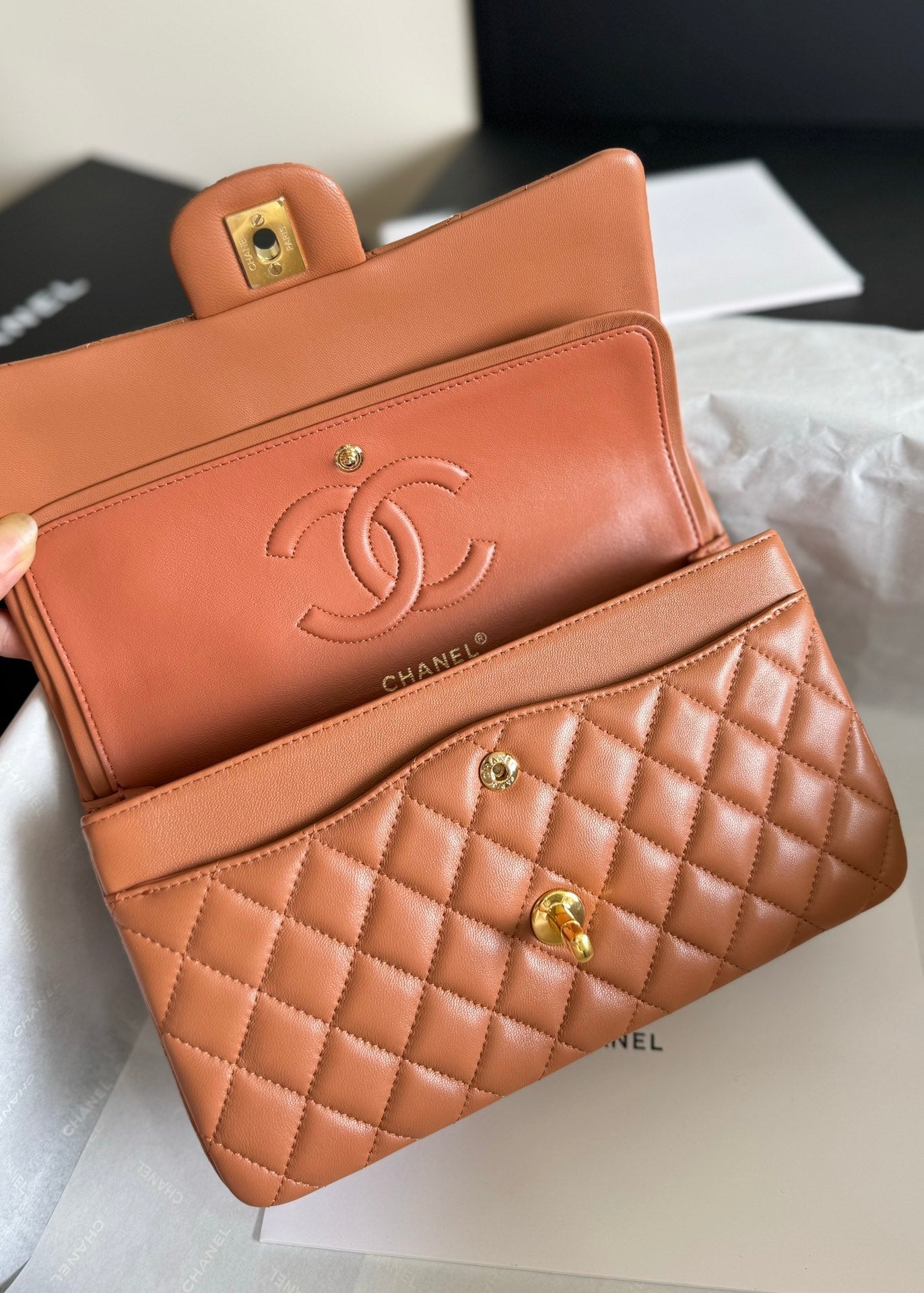 フラップバッグ ミディアム 25 ブラウン ラムスキン ゴールド金具