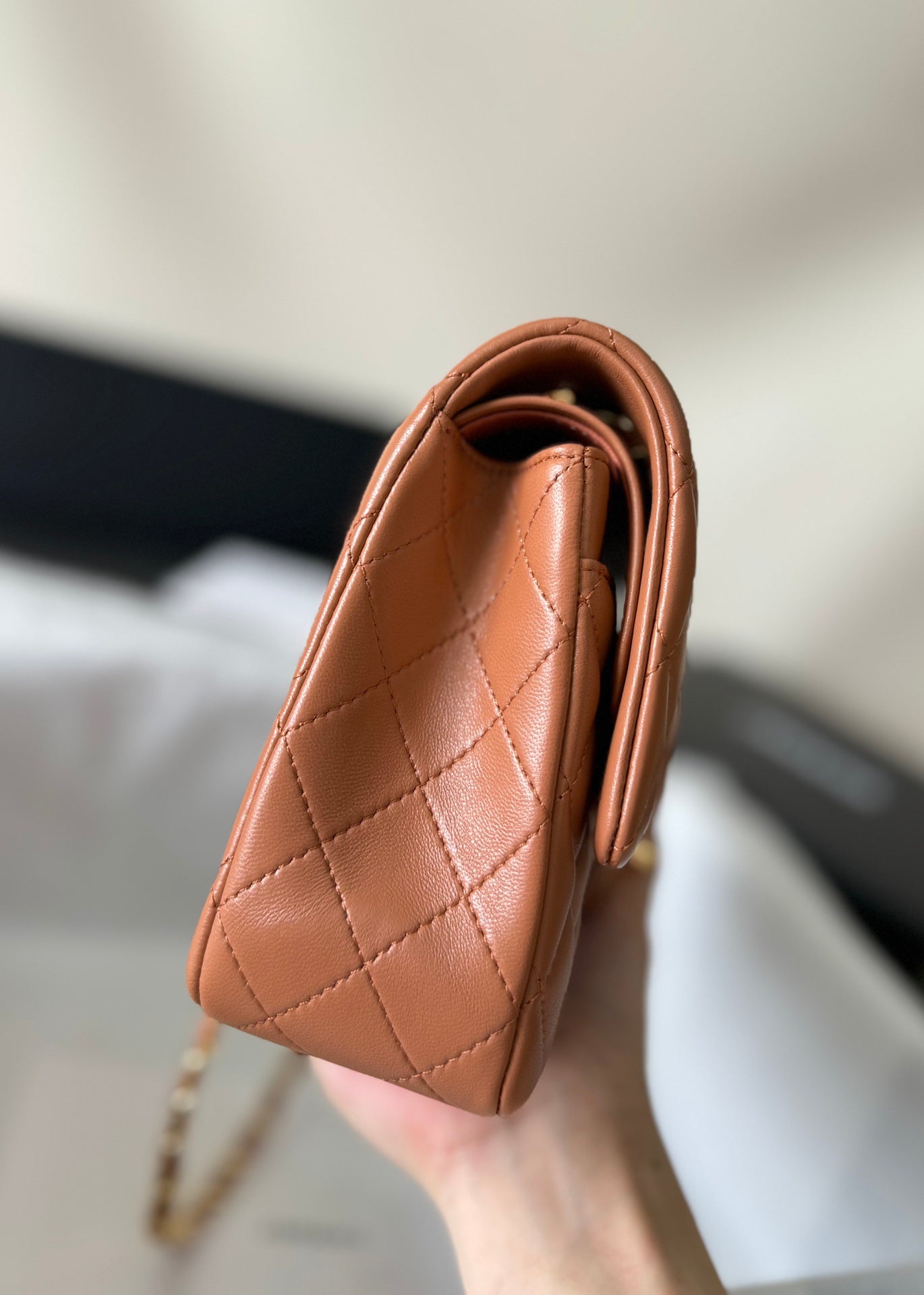 フラップバッグ ミディアム 25 ブラウン ラムスキン ゴールド金具