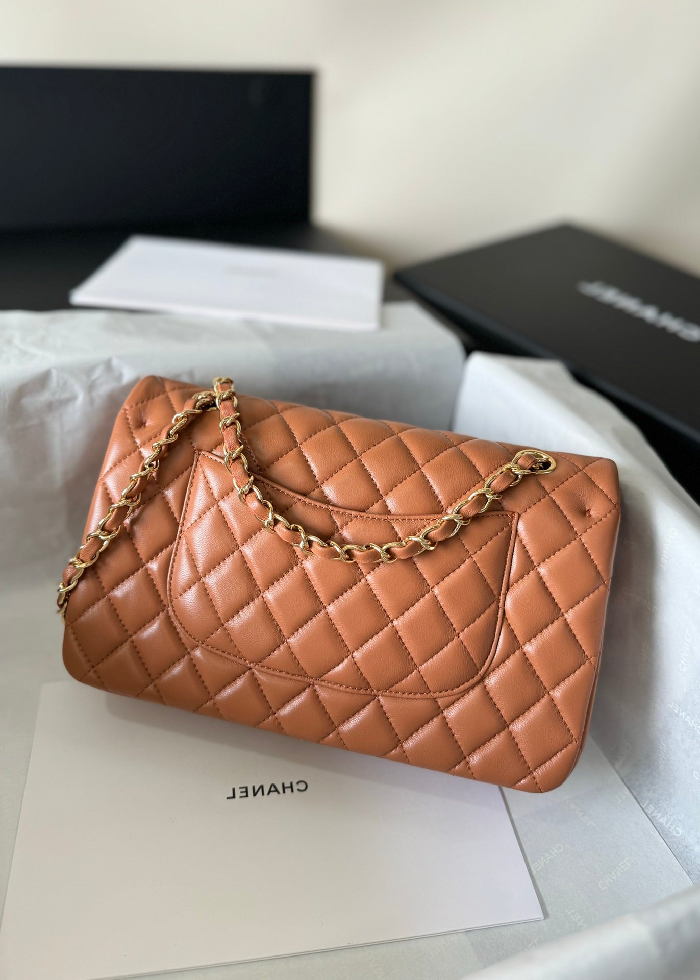 フラップバッグ ミディアム 25 ブラウン ラムスキン ゴールド金具