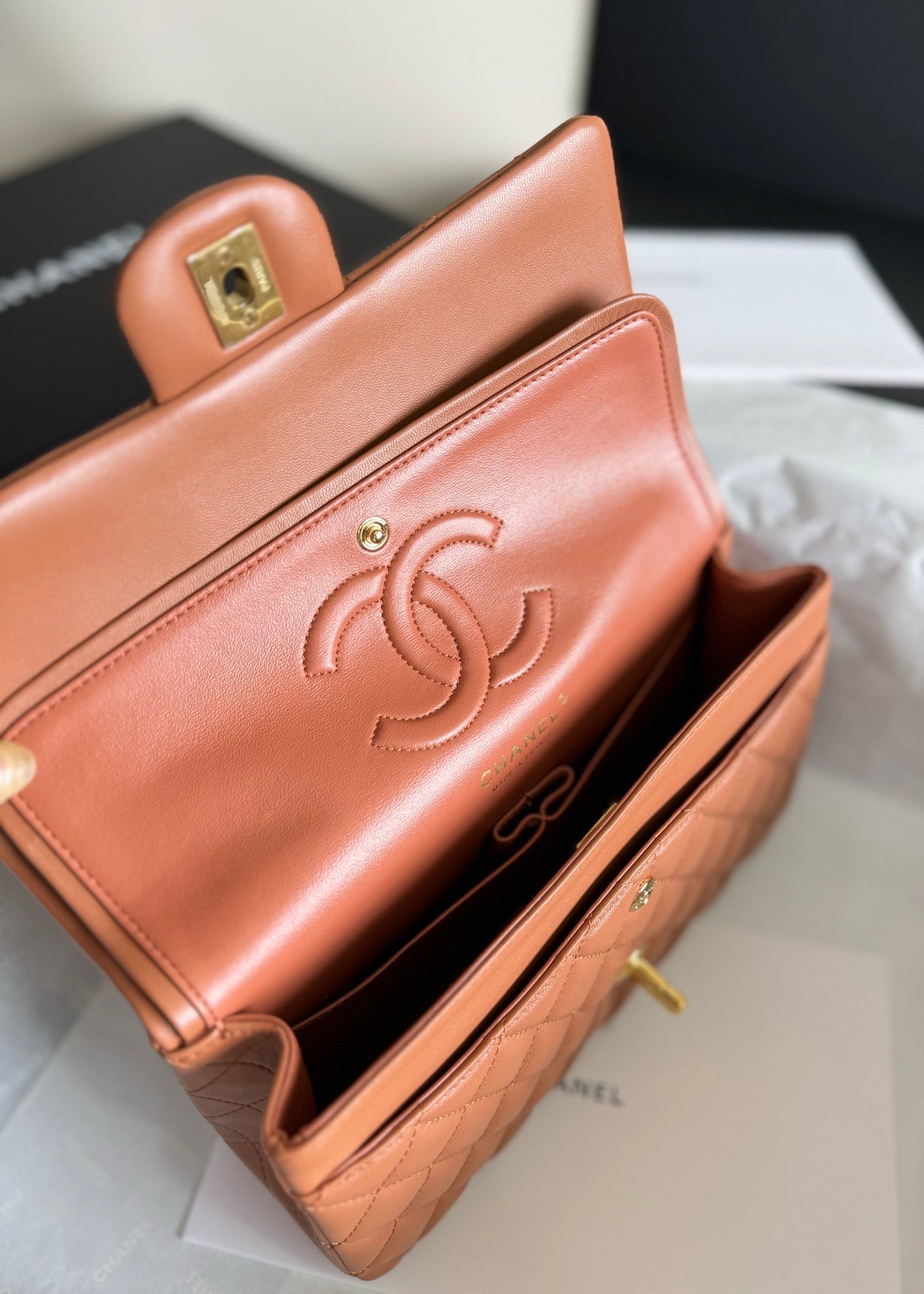 フラップバッグ ミディアム 25 ブラウン ラムスキン ゴールド金具