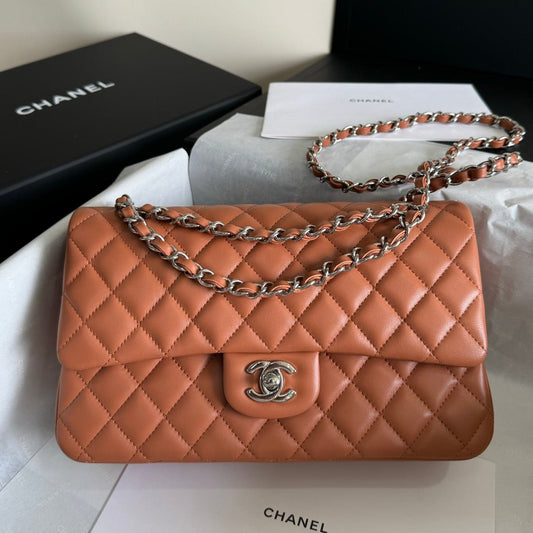 sac à rabat moyen 25 en cuir d'agneau marron avec accessoires argentés