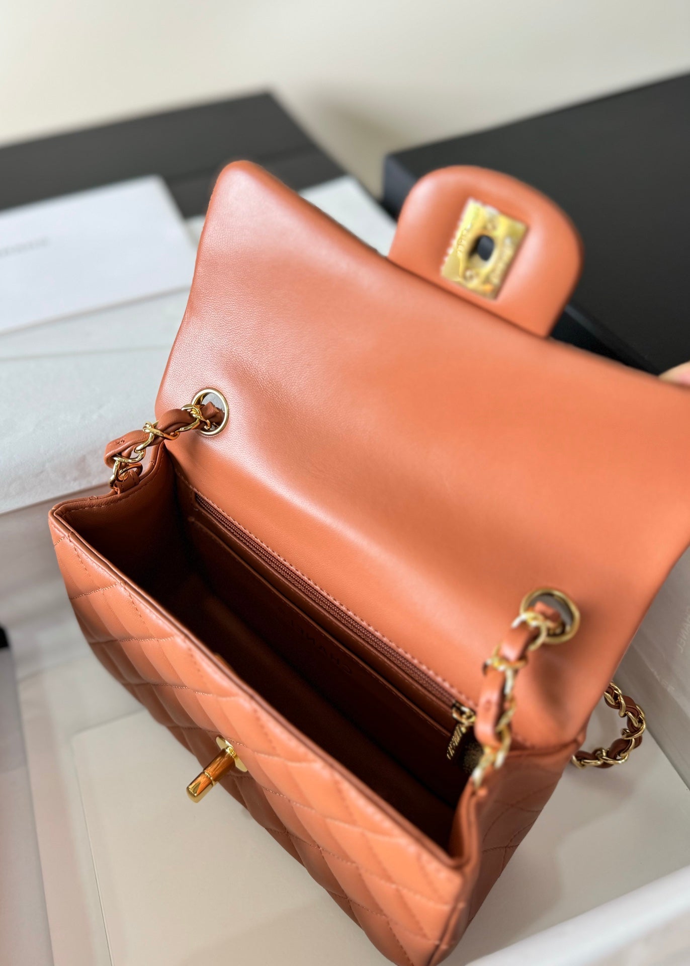 フラップバッグ ミニ 20 ブラウン ラムスキン ゴールド金具