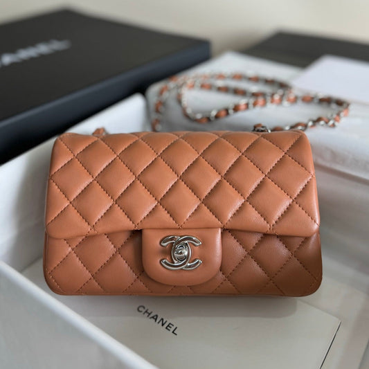 sac à rabat mini 20 en cuir d'agneau marron et accessoires argentés 