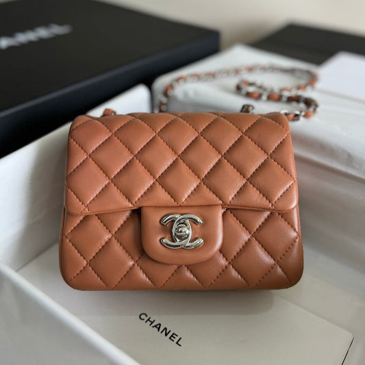 mini sac à rabat 17 en cuir d'agneau marron et accessoires argentés