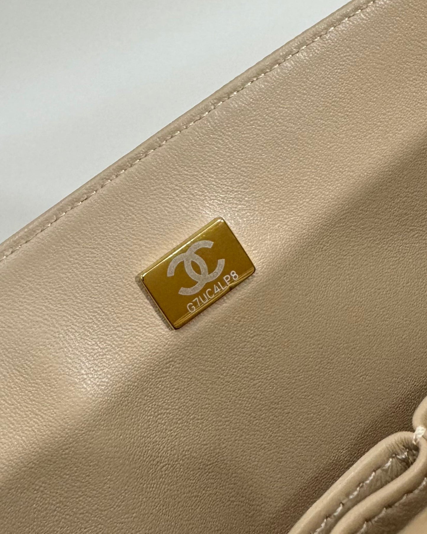 sac à rabat moyen 25 beige caviar matériel doré