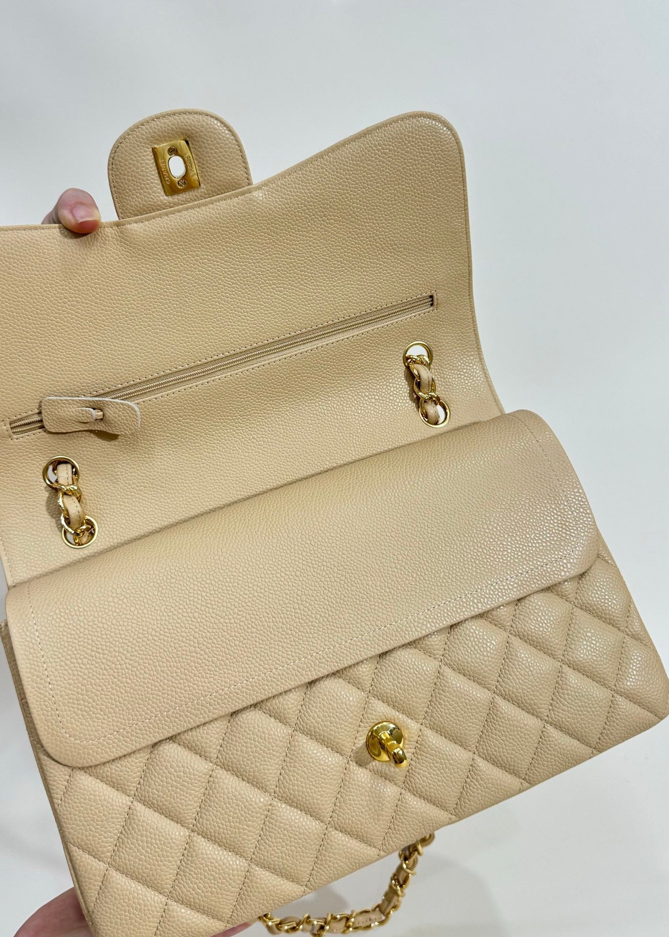 sac à rabat moyen 25 beige caviar matériel doré