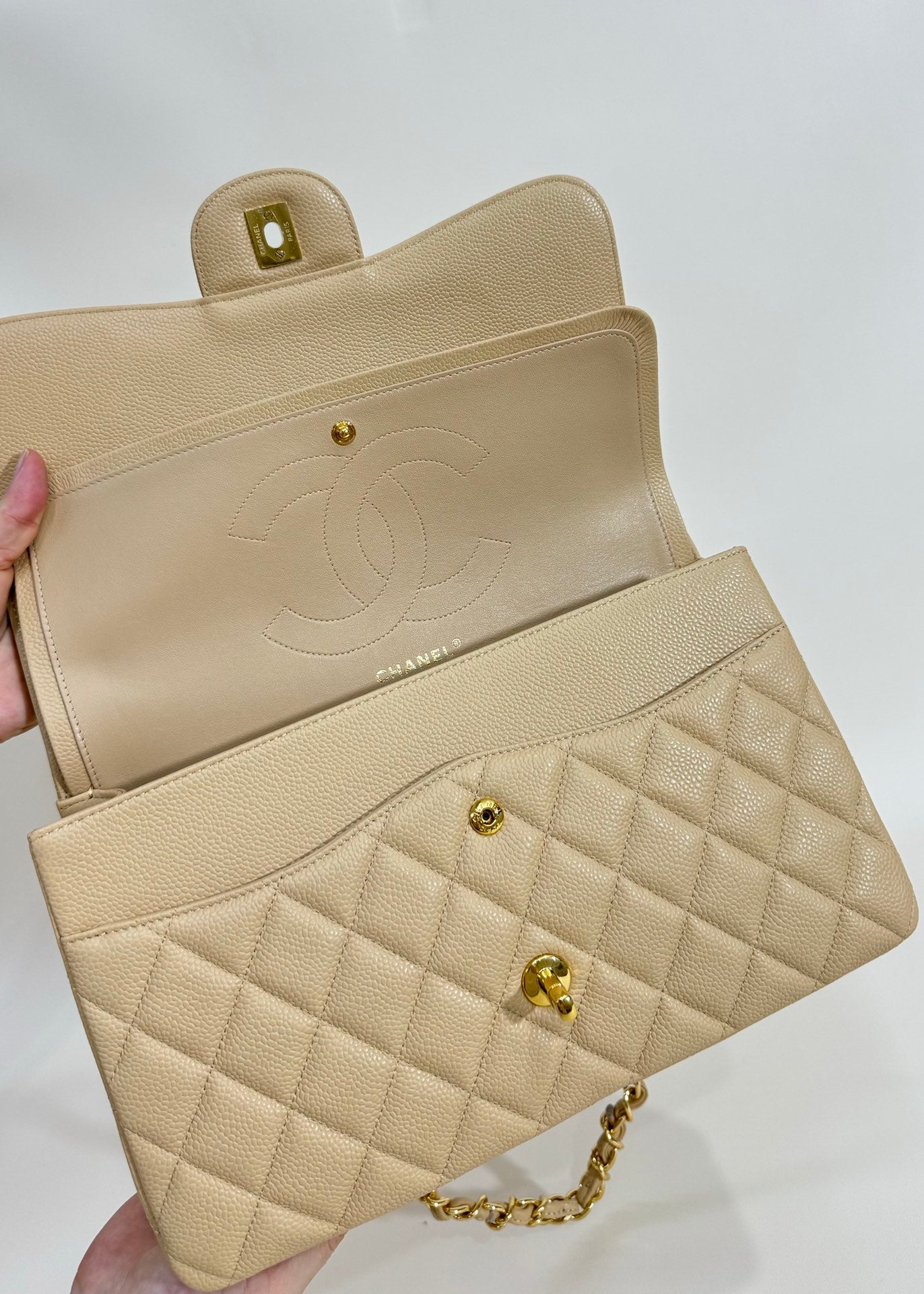sac à rabat moyen 25 beige caviar matériel doré