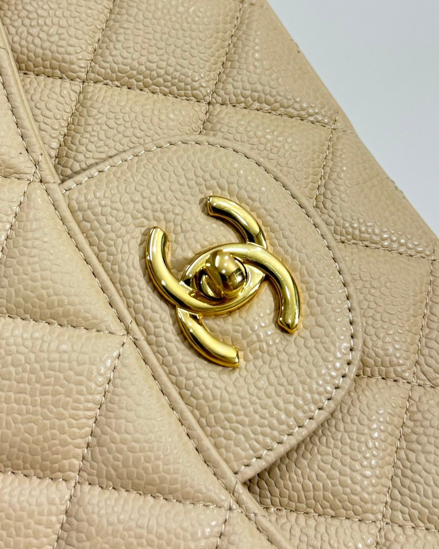 sac à rabat moyen 25 beige caviar matériel doré