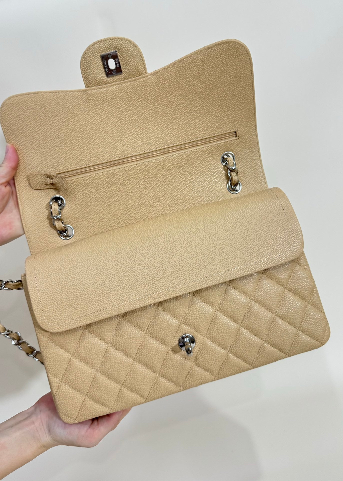 フラップバッグ ミディアム 25 ベージュ キャビア シルバー金具