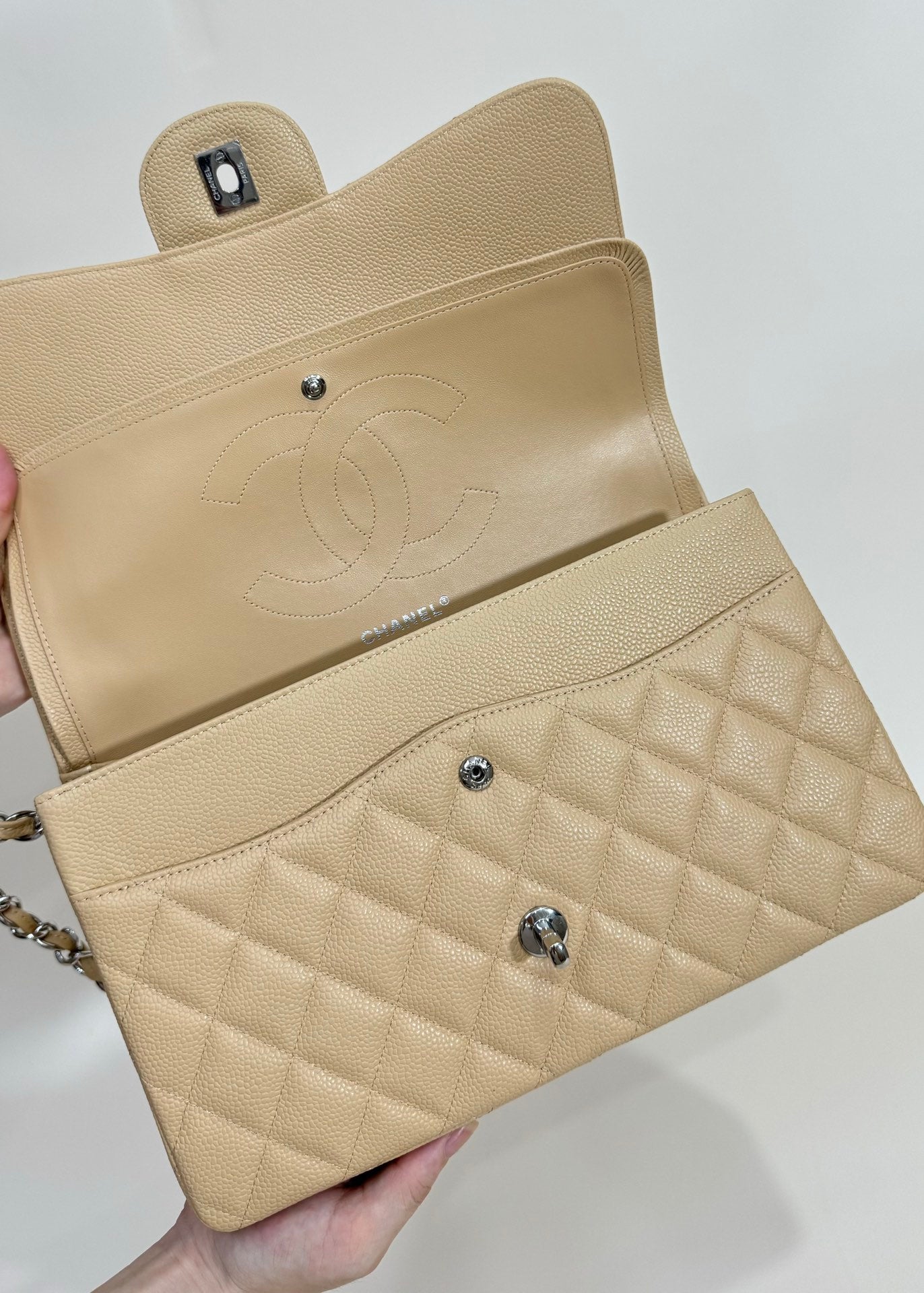 フラップバッグ ミディアム 25 ベージュ キャビア シルバー金具
