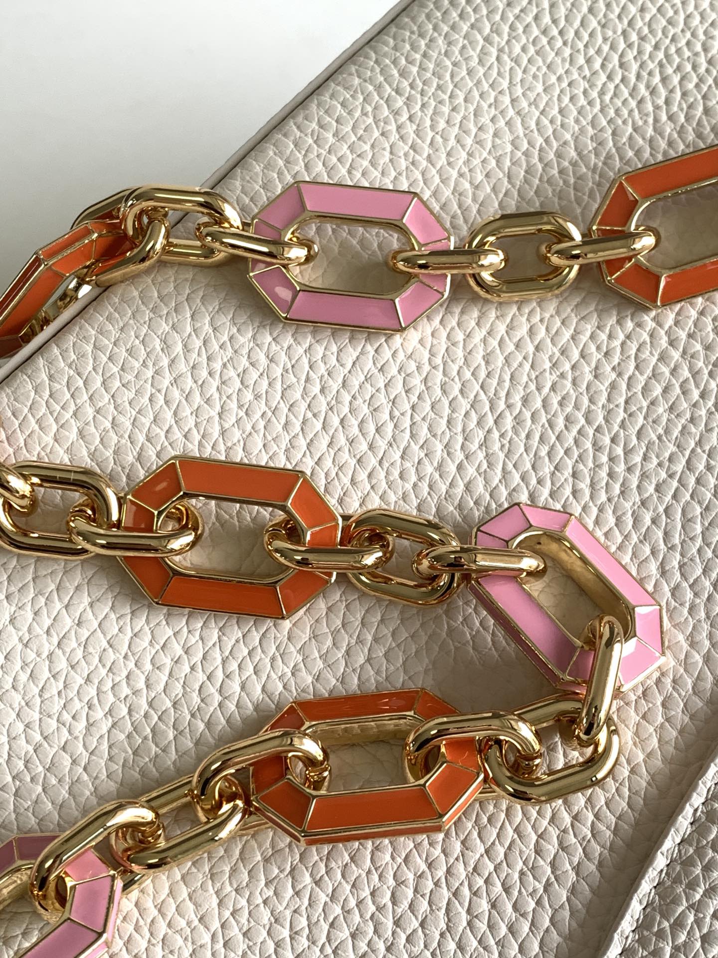CAPUCINES BB 27 EN TAURILLON BLANC PERLE QUINCAILLERIE OR