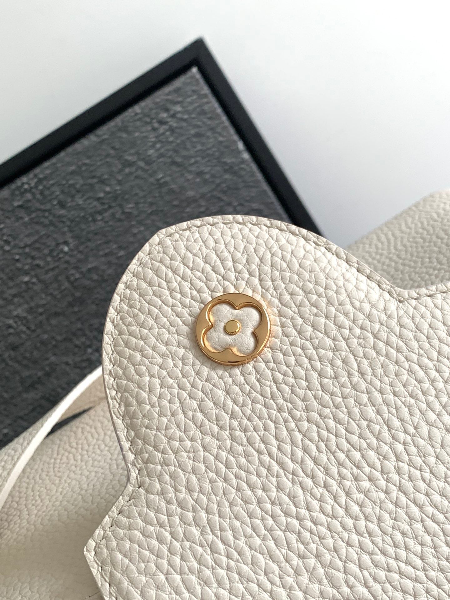 CAPUCINES BB 27 EN TAURILLON BLANC PERLE QUINCAILLERIE OR