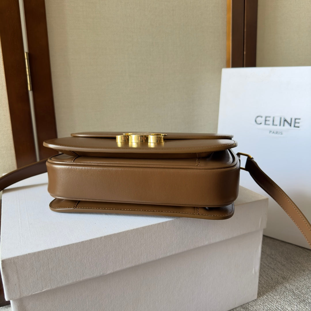 Classique Triomphe 22 en cuir de veau marron foncé avec finitions dorées