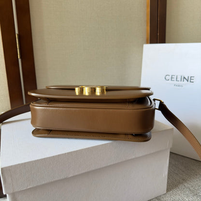 Classique Triomphe 22 en cuir de veau marron foncé avec finitions dorées