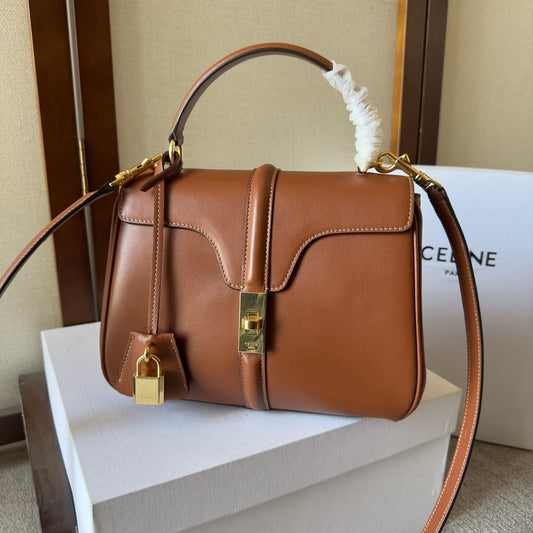 SAC CLASSIQUE 23 EN CUIR DE VEAU MARRON NOIX DE MUSCADE, QUINCAILLERIE DORÉ