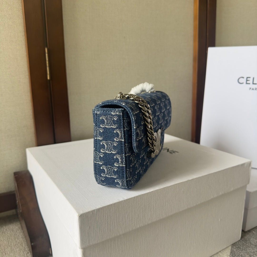 SAC À BANDOULIÈRE CHAÎNE CLAUDE 20 EN DENIM BLEU BAYOUX TRIOMPHE QUINCAILLERIE ARGENTÉE