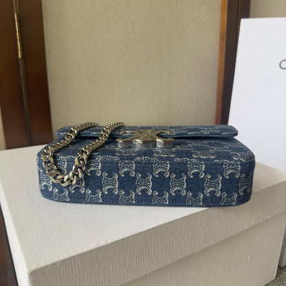 SAC À BANDOULIÈRE CHAÎNE CLAUDE 20 EN DENIM BLEU BAYOUX TRIOMPHE QUINCAILLERIE ARGENTÉE