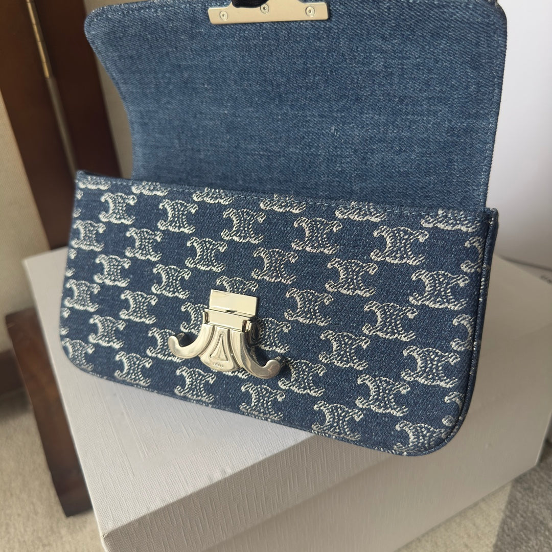 SAC À BANDOULIÈRE CHAÎNE CLAUDE 20 EN DENIM BLEU BAYOUX TRIOMPHE QUINCAILLERIE ARGENTÉE