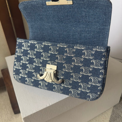 SAC À BANDOULIÈRE CHAÎNE CLAUDE 20 EN DENIM BLEU BAYOUX TRIOMPHE QUINCAILLERIE ARGENTÉE