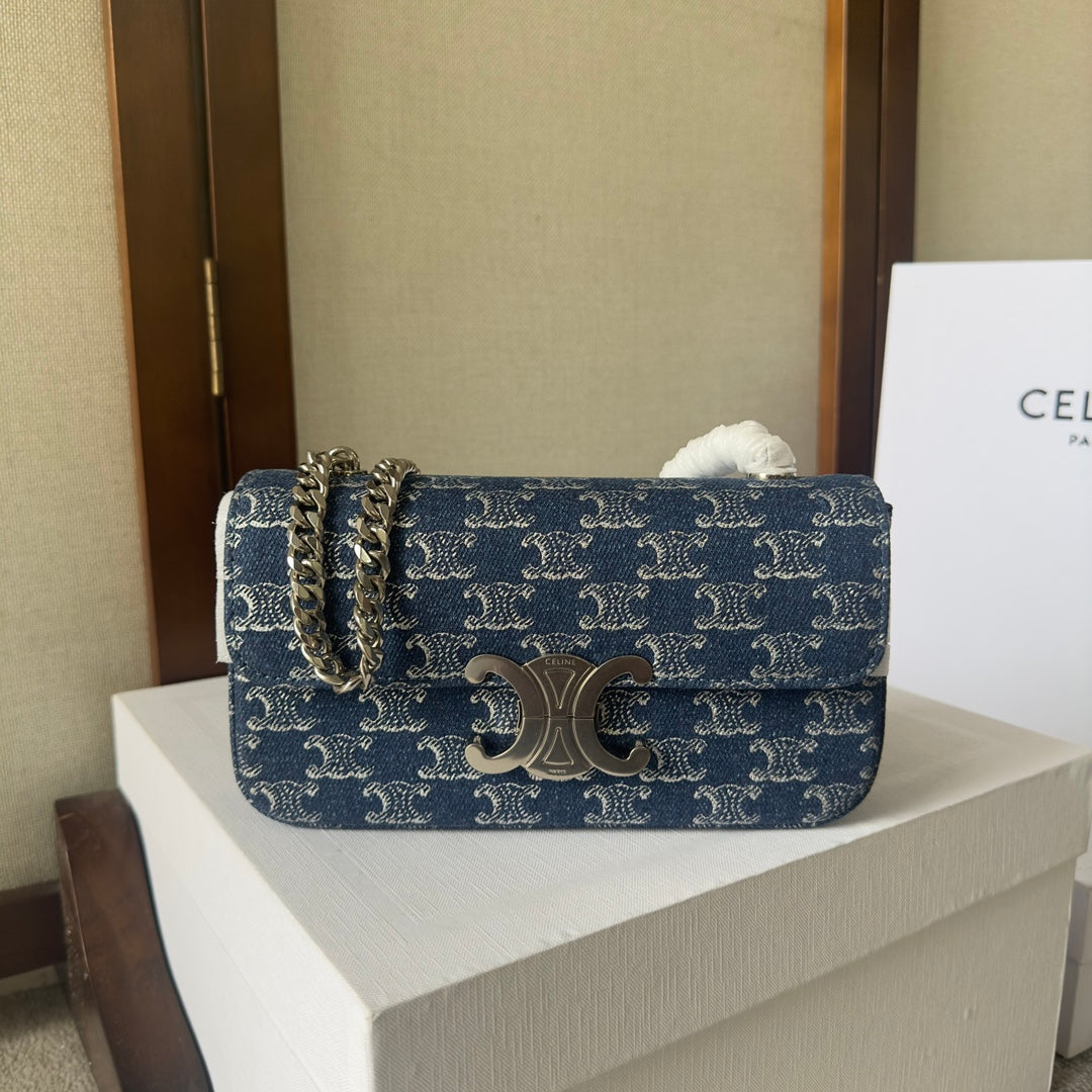 SAC À BANDOULIÈRE CHAÎNE CLAUDE 20 EN DENIM BLEU BAYOUX TRIOMPHE QUINCAILLERIE ARGENTÉE