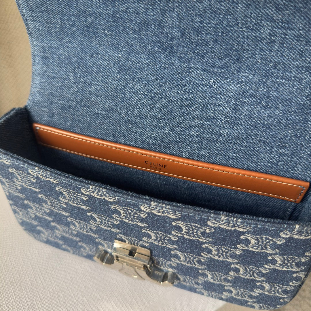 SAC À BANDOULIÈRE CHAÎNE CLAUDE 20 EN DENIM BLEU BAYOUX TRIOMPHE QUINCAILLERIE ARGENTÉE